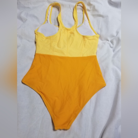 NWOT Racerback one piece removeable padding small - Picture 3 of 7